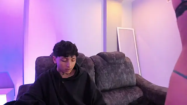 Snapshot of Sky_n_Zayn chatting on 04/07/26, 01:00 Sky n Zayn online show from 04/07/26, 01:00