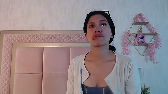 Snapshot of Madii_ chatting on 03/28/26, 12:05 Madii online show from 03/28/26, 12:05