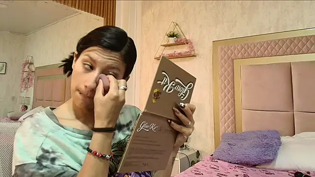 Snapshot of Madii_ chatting on 04/13/26, 12:21 Madii online show from 04/13/26, 12:21