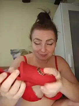 Snapshot of Bella-Monroe chatting on 04/15/26, 04:36 Bella-Monroe online show from 04/15/26, 04:36