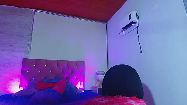 Snapshot of Sary_LittleSmiles chatting on 04/19/26, 04:12 Sary LittleSmiles online show from 04/19/26, 04:12