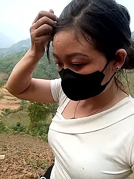 Snapshot of Bling-pusy chatting on 04/17/26, 09:45 Bling-pusy online show from 04/17/26, 09:45