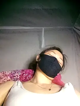 Snapshot of Bling-pusy chatting on 04/18/26, 01:04 Bling-pusy online show from 04/18/26, 01:04