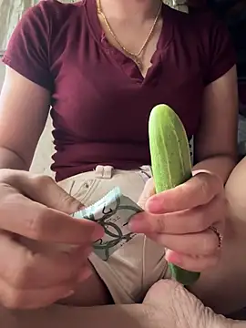 Snapshot of July-lovee chatting on 04/21/26, 05:25 July-lovee online show from 04/21/26, 05:25