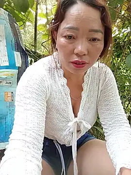 Yellow-pink online show from 07/20/26, 10:50