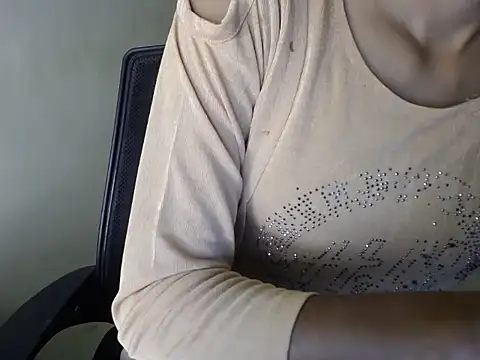 Snapshot of shreya_sharma01 chatting on 04/07/26, 05:08 shreya sharma01 online show from 04/07/26, 05:08