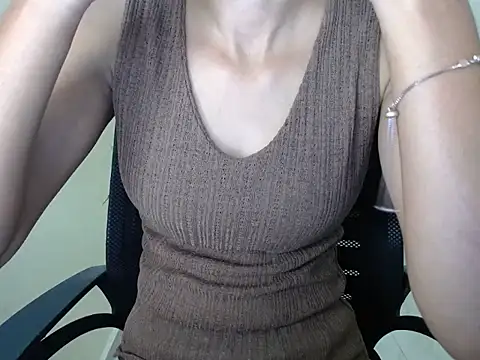 Snapshot of shreya_sharma01 chatting on 04/25/26, 04:59 shreya sharma01 online show from 04/25/26, 04:59