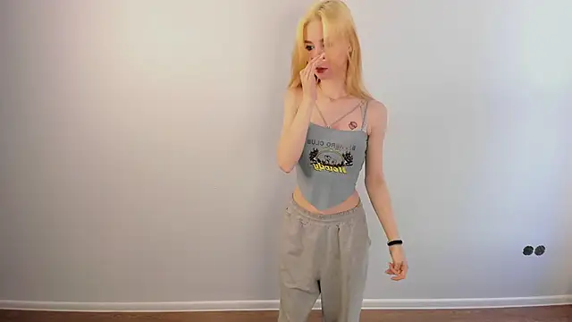 Snapshot of August_female chatting on 03/18/26, 12:30 August female online show from 03/18/26, 12:30