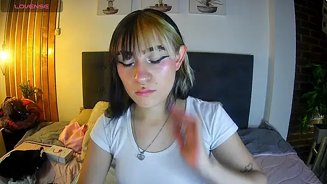 Snapshot of melodygirl2__ chatting on 04/14/26, 08:04 melodygirl2 online show from 04/14/26, 08:04