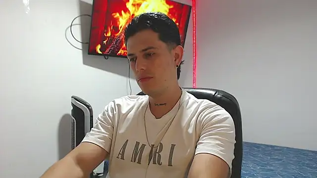 Snapshot of JUAN_CAMILOXXX chatting on 04/10/26, 04:17 JUAN CAMILOXXX online show from 04/10/26, 04:17