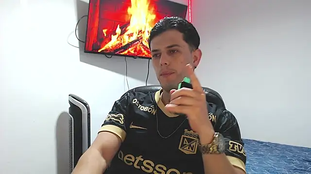 Snapshot of JUAN_CAMILOXXX chatting on 04/11/26, 05:01 JUAN CAMILOXXX online show from 04/11/26, 05:01