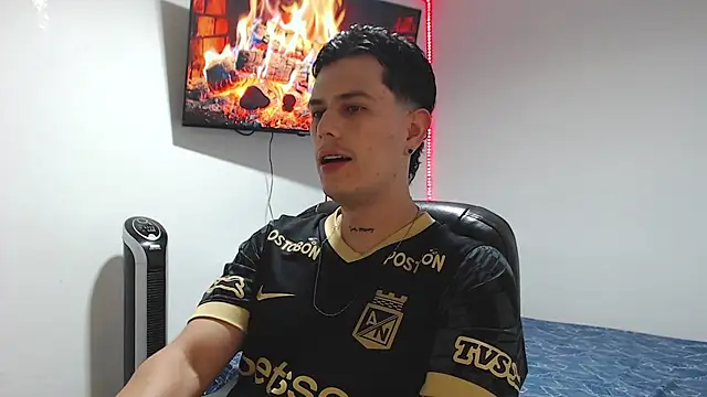 Snapshot of JUAN_CAMILOXXX chatting on 04/21/26, 03:57 JUAN CAMILOXXX online show from 04/21/26, 03:57