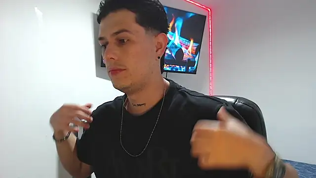 Snapshot of JUAN_CAMILOXXX chatting on 04/23/26, 02:24 JUAN CAMILOXXX online show from 04/23/26, 02:24