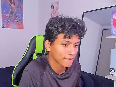 Snapshot of PaulTallx chatting on 03/18/26, 06:44 PaulTallx online show from 03/18/26, 06:44