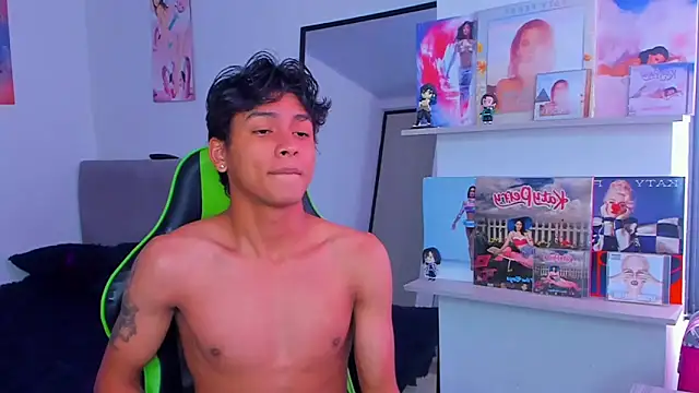 Snapshot of PaulTallx chatting on 04/21/26, 07:06 PaulTallx online show from 04/21/26, 07:06