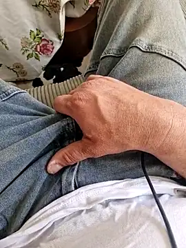 Snapshot of Activ1top chatting on 04/11/26, 08:40 Activ1top online show from 04/11/26, 08:40