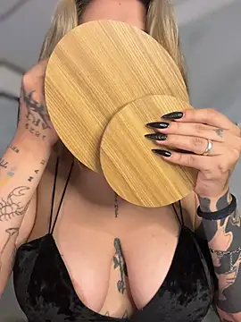 Snapshot of CarolQueen1_ chatting on 03/28/26, 01:00 CarolQueen1 online show from 03/28/26, 01:00