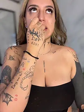 Snapshot of CarolQueen1_ chatting on 03/29/26, 01:44 CarolQueen1 online show from 03/29/26, 01:44