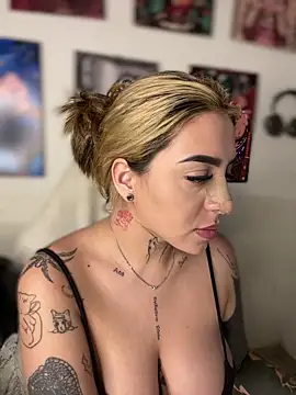 Snapshot of CarolQueen1_ chatting on 04/02/26, 01:09 CarolQueen1 online show from 04/02/26, 01:09