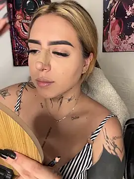 Snapshot of CarolQueen1_ chatting on 04/04/26, 01:41 CarolQueen1 online show from 04/04/26, 01:41