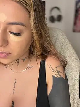 Snapshot of CarolQueen1_ chatting on 04/08/26, 12:49 CarolQueen1 online show from 04/08/26, 12:49