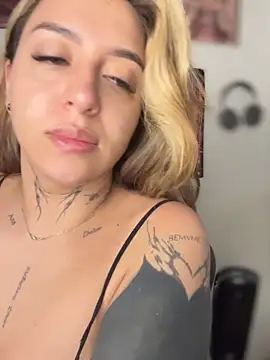 Snapshot of CarolQueen1_ chatting on 04/15/26, 12:45 CarolQueen1 online show from 04/15/26, 12:45