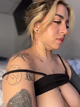 Snapshot of CarolQueen1_ chatting on 04/18/26, 07:07 CarolQueen1 online show from 04/18/26, 07:07