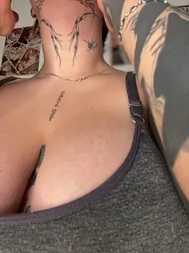 Snapshot of CarolQueen1_ chatting on 04/19/26, 12:37 CarolQueen1 online show from 04/19/26, 12:37