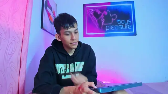 Snapshot of Desire_Boys1 chatting on 04/18/26, 06:56 Desire Boys1 online show from 04/18/26, 06:56