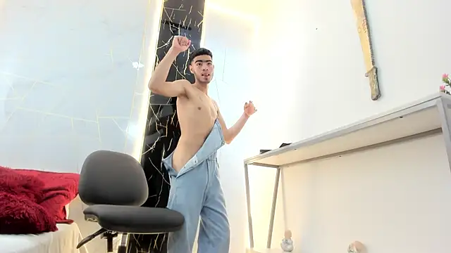 Snapshot of Valentin_Lux chatting on 03/11/26, 03:12 Valentin Lux online show from 03/11/26, 03:12