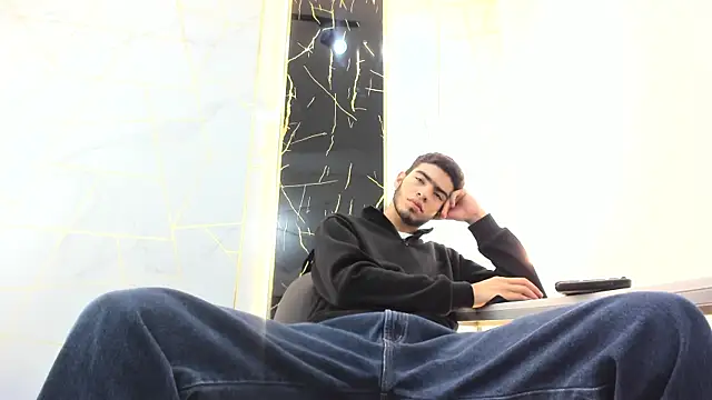 Snapshot of Valentin_Lux chatting on 03/25/26, 03:23 Valentin Lux online show from 03/25/26, 03:23