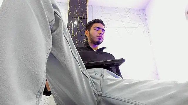 Snapshot of Valentin_Lux chatting on 04/10/26, 03:01 Valentin Lux online show from 04/10/26, 03:01