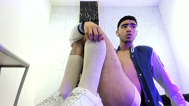 Snapshot of Valentin_Lux chatting on 04/17/26, 02:36 Valentin Lux online show from 04/17/26, 02:36