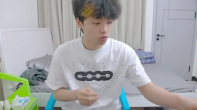 Snapshot of icecream-002 chatting on 04/06/26, 10:49 icecream-002 online show from 04/06/26, 10:49