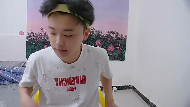 Snapshot of icecream-002 chatting on 04/19/26, 11:42 icecream-002 online show from 04/19/26, 11:42