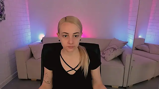 Snapshot of CarolMoor chatting on 03/27/26, 09:10 CarolMoor online show from 03/27/26, 09:10