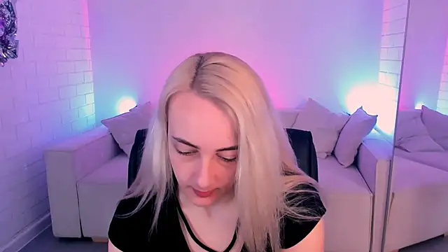 Snapshot of CarolMoor chatting on 04/01/26, 09:10 CarolMoor online show from 04/01/26, 09:10