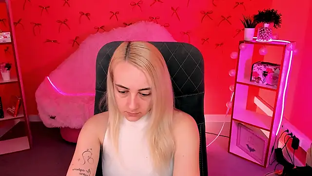 Snapshot of CarolMoor chatting on 04/03/26, 09:07 CarolMoor online show from 04/03/26, 09:07