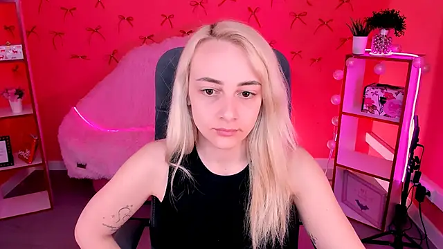 Snapshot of CarolMoor chatting on 04/07/26, 09:10 CarolMoor online show from 04/07/26, 09:10