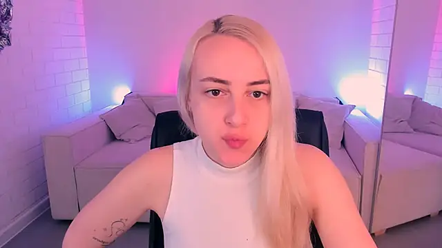 Snapshot of CarolMoor chatting on 04/08/26, 09:09 CarolMoor online show from 04/08/26, 09:09