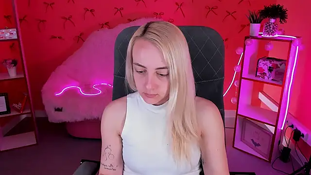 Snapshot of CarolMoor chatting on 04/15/26, 09:16 CarolMoor online show from 04/15/26, 09:16