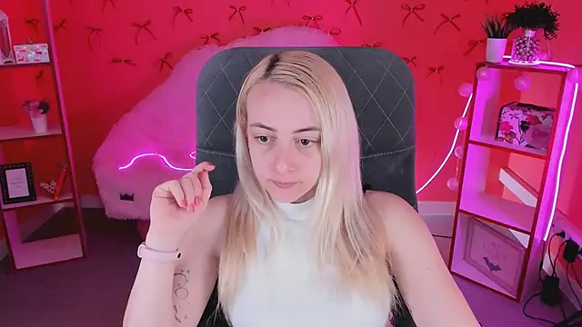 Snapshot of CarolMoor chatting on 04/16/26, 09:10 CarolMoor online show from 04/16/26, 09:10