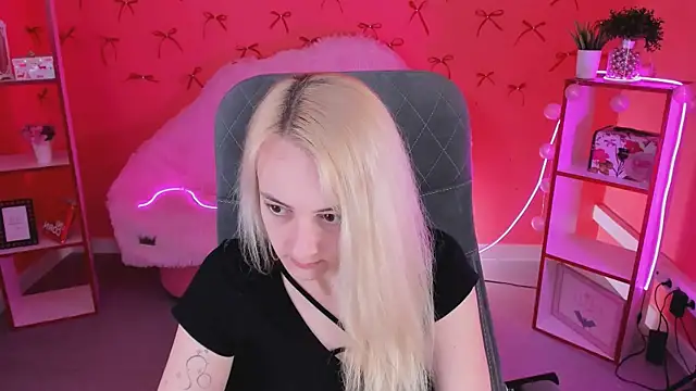 Snapshot of CarolMoor chatting on 04/17/26, 09:12 CarolMoor online show from 04/17/26, 09:12