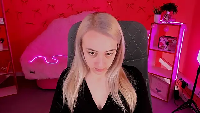 Snapshot of CarolMoor chatting on 04/21/26, 09:15 CarolMoor online show from 04/21/26, 09:15