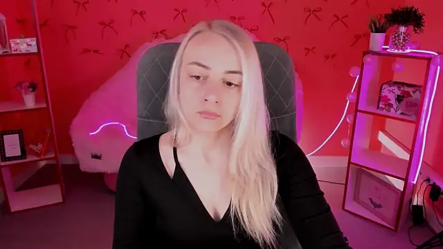 Snapshot of CarolMoor chatting on 04/22/26, 09:11 CarolMoor online show from 04/22/26, 09:11