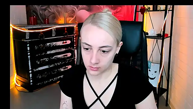 Snapshot of CarolMoor chatting on 04/29/26, 09:02 CarolMoor online show from 04/29/26, 09:02