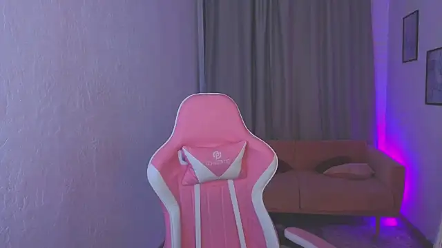 Snapshot of LoralAvery chatting on 04/01/26, 09:34 LoralAvery online show from 04/01/26, 09:34