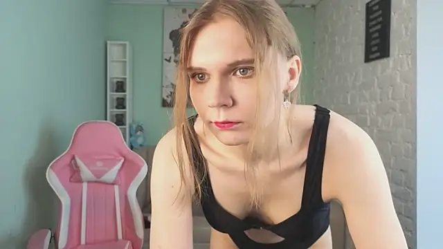 Snapshot of LoralAvery chatting on 04/17/26, 06:38 LoralAvery online show from 04/17/26, 06:38