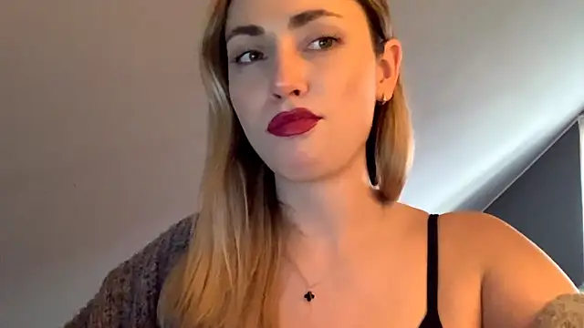 Snapshot of ScarlettSensitive chatting on 03/17/26, 03:15 ScarlettSensitive online show from 03/17/26, 03:15