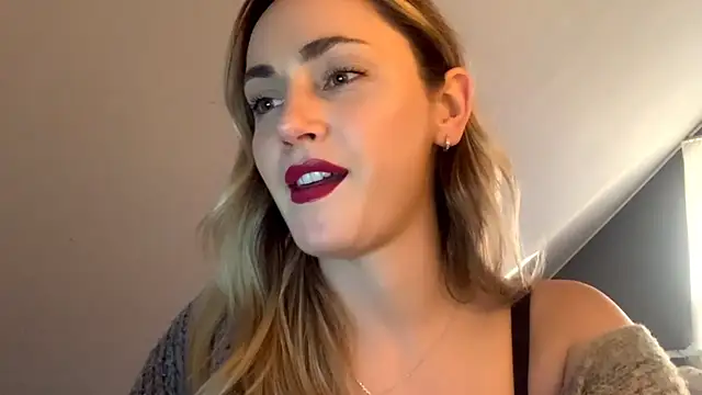 Snapshot of ScarlettSensitive chatting on 03/18/26, 03:04 ScarlettSensitive online show from 03/18/26, 03:04